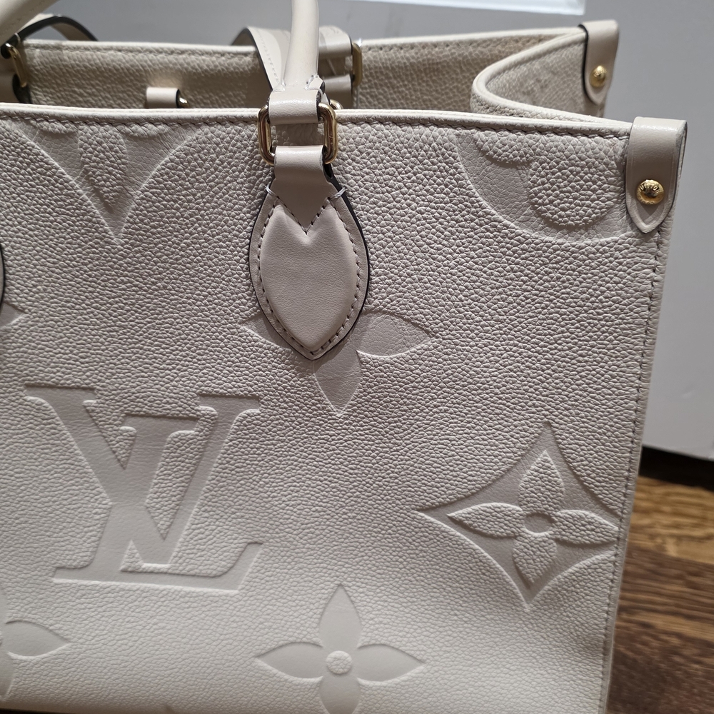 Louis Vuitton Cream Onthego MM Tote Bag - Picture 2 of 16